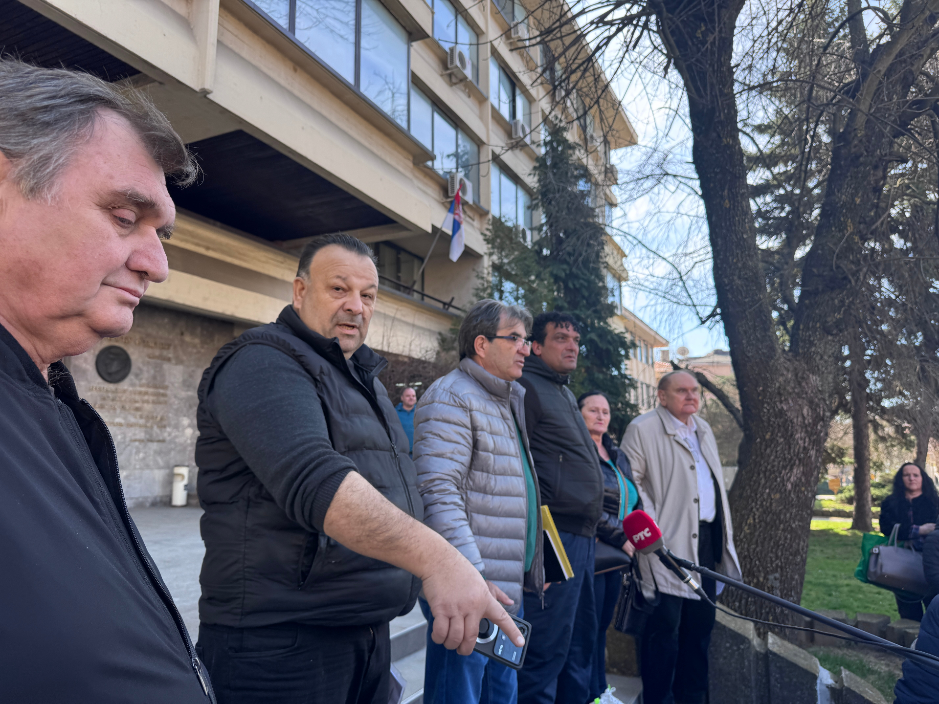 Говорници на протесту испред институције