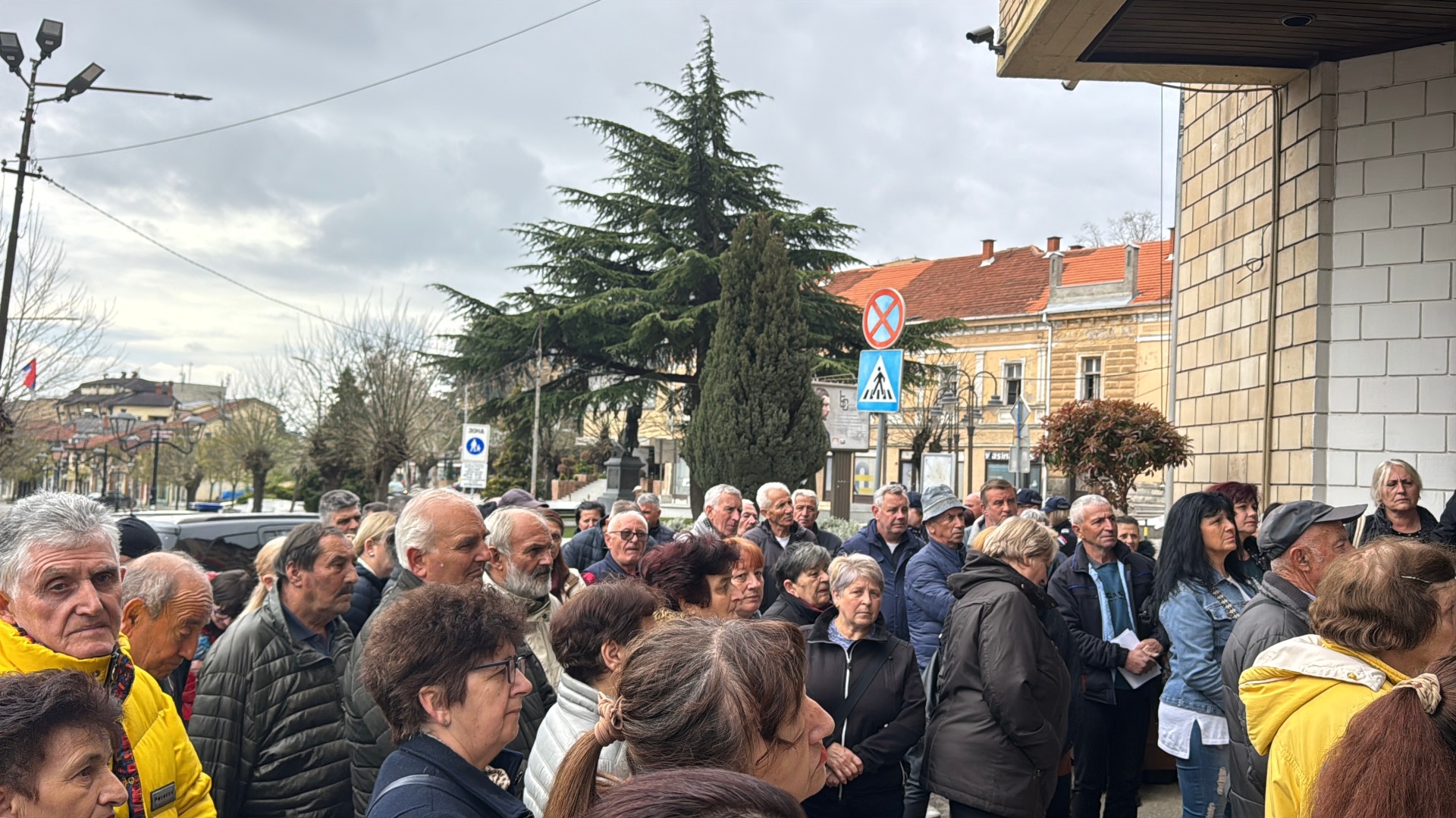 Окупљени радници на другом протесту