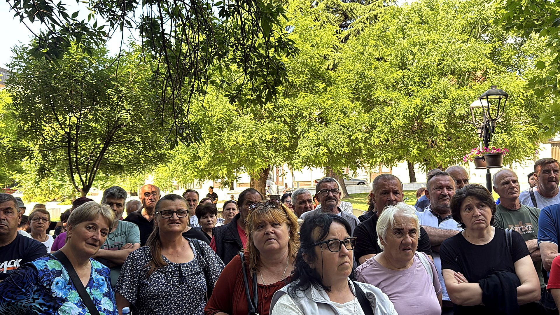 Окупљени грађани и радници на четвртом протесту Коштане у Врању